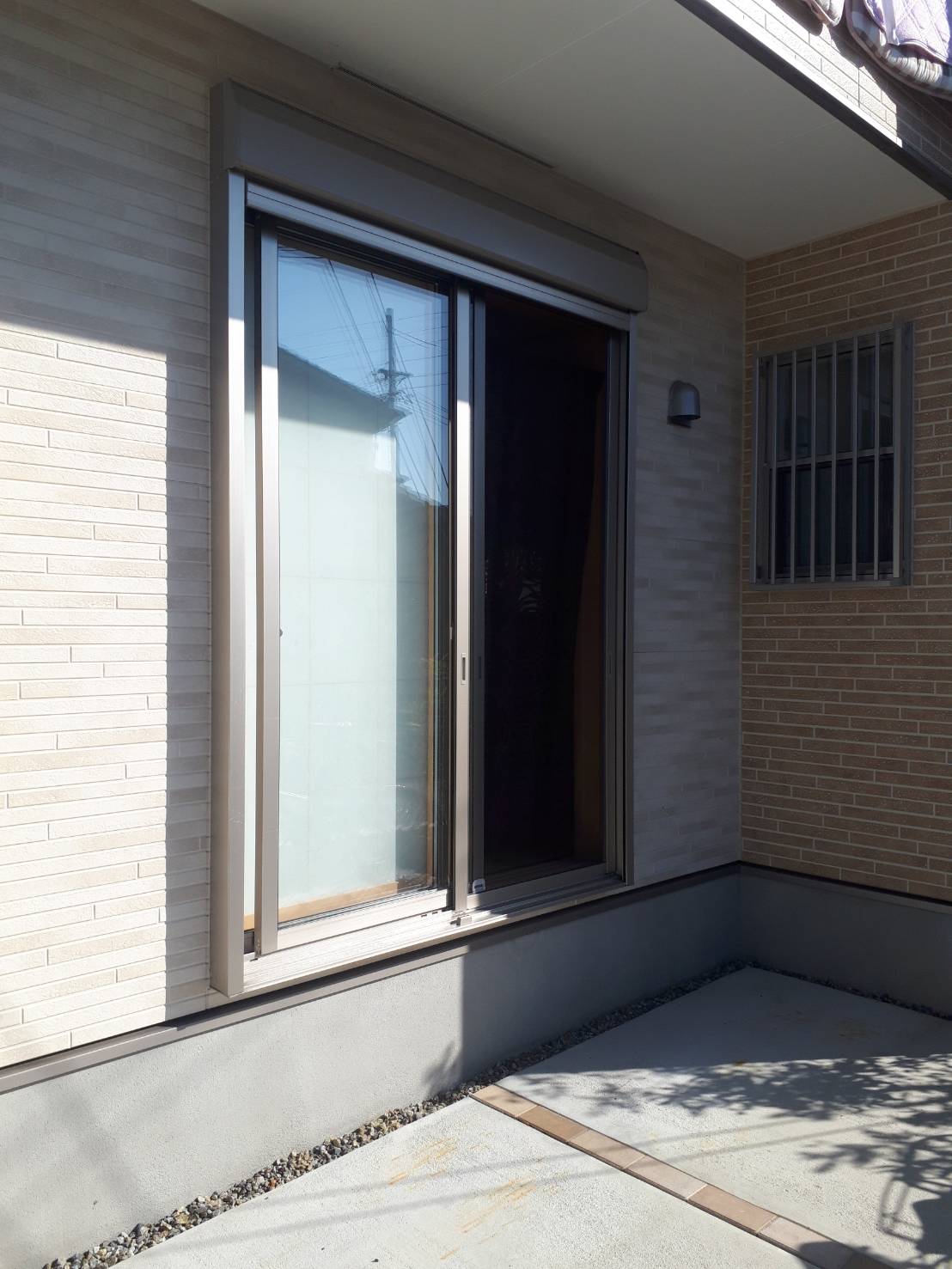 広島市安佐南区ｔ様邸 窓と玄関ドアの目隠し リフォーム施工例 日よけ シェード まどあかり